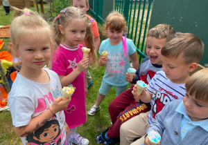 Dzieci jedzą lody