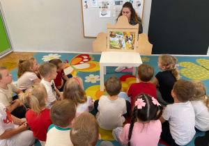 Pani bibliotekarka czyta dzieciom bajkę