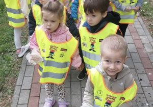 Dzieci sprzątają teren w pobliżu przedszkola