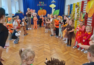 Dzieci tańczą na balu