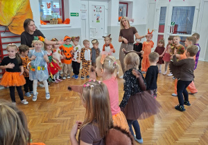 Dzieci tańczą na balu