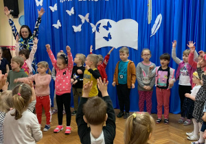 Motylki śpiewają Hymn zdrowych przedszkolaków