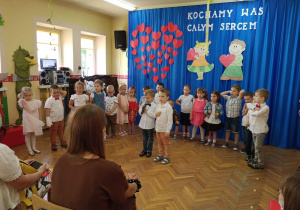 Dzieci recytują wierszyki