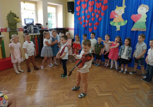 Dzieci śpiewają i grają piosenkę