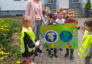 Dzieci trzymają własnoręcznie wykonany plakat