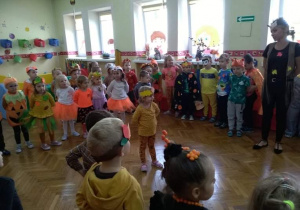 Dzieci tańczą przy jesiennej muzyce