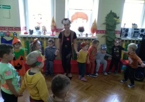 Dzieci tańczą przy jesiennej muzyce