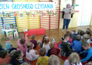 Pani Ania czyta dzieciom wiersz