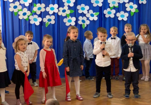 Dzieci z grupy "Motylki" śpiewają piosenkę
