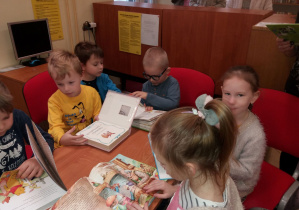 Dzieci oglądają ksiązki.