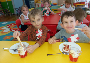 Dzieci jedzą "biało-czerwony" podwieczorek