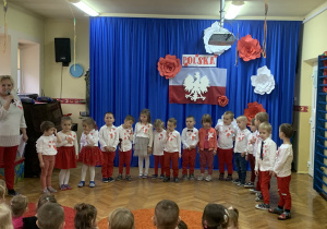 Dzieci recytują wiersz o Polsce