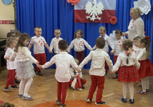 Dzieci tańczą do piosenki " A ja jestem Polak- Przedszkolak"
