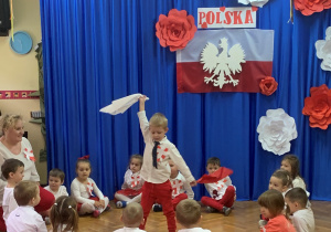 Dzieci śpiewają piosenkę o Polsce