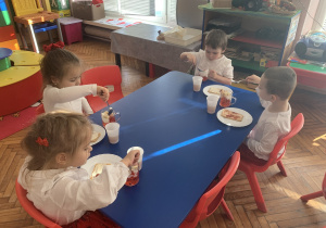 Dzieci jedzą "biało-czerwony" podwieczorek