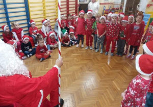 Dzieci śpiewają piosenkę dla Mikołaja