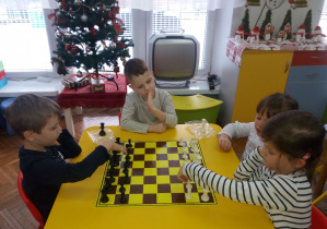 Dzieci grają w szachy