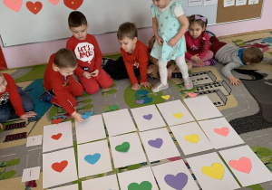 Dzieci układają serca według kodu
