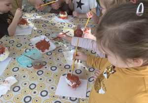 Dzieci malują ,,papierowe pączki"