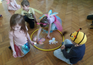 Dzieci biorą udział w konkursie