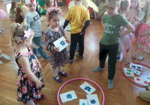 Dzieci biorą udział w konkursie "Kwiatki, kropki"