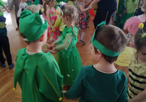 Dzieci tańczą na balu w parach