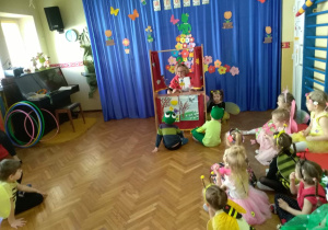 Dzieci przedstawiają teatrzyk "Zwiastuny wiosny"