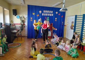 Dzieci biorą udział w konkursie "Wiosenne puzle"
