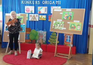 Dzieci słuchają bajki czytanej przez p. Grażynę Krzysztofik pt. "Witaminowe przyjęcie"