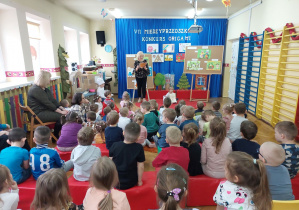 Dzieci słuchają bajki czytanej przez p. Grażynę Krzysztofik pt. "Witaminowe przyjęcie"