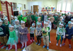 Przedszkolaki śpiewają piosenkę "Ziemia Wyspa Zielona"