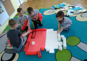 z klocków dzieci układają flagę Polski