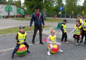 Dzieci biorą udział w zawodach