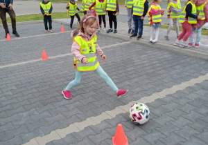 Dzieci biorą udział w zawodach