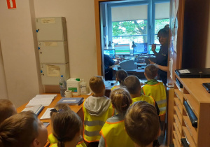 Dzieci słuchają p. policjantki