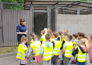 Dzieci słuchają p. policjantki.
