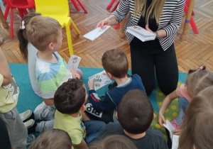 Dzieci słuchają informacji na temat funkcjonowania poczty.