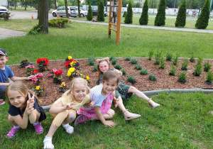 Dzieci wśród kwiatów
