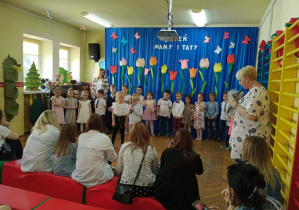 Dzieci śpiewają piosenki.