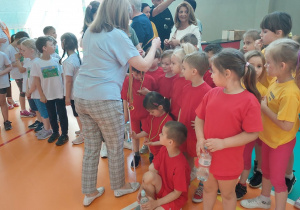 Dzieci z medalami.
