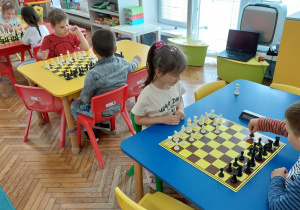 Dzieci grają w szachy.