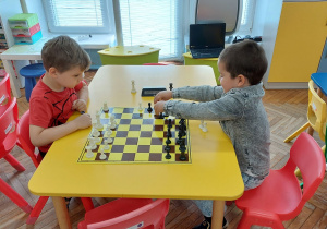 Dzieci grają w szachy.