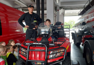 Dzieci oglądają wyposażenie samochodów strażackich