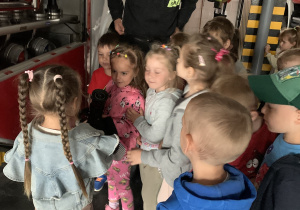 Dzieci oglądają wyposażenie samochodów strażackich