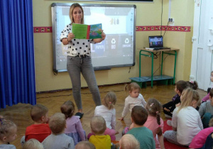 Przedszkolaki słuchają opowiadania "Kosz łakomczuch"