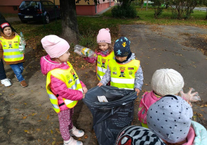 Dzieci sprzątają tereny w pobliżu przedszkola