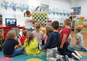 Dzieci słuchają informacji o szachach.