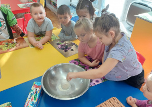Dzieci wyrabiają masę solną.