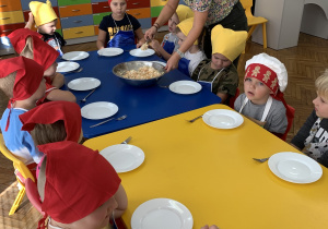 Dzieci jedzą pyszną sałatkę jarzynową