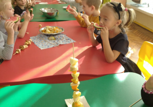 Przedszkolaki jedzą arbuza
